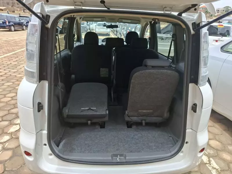 Toyota Sienta   - 2012