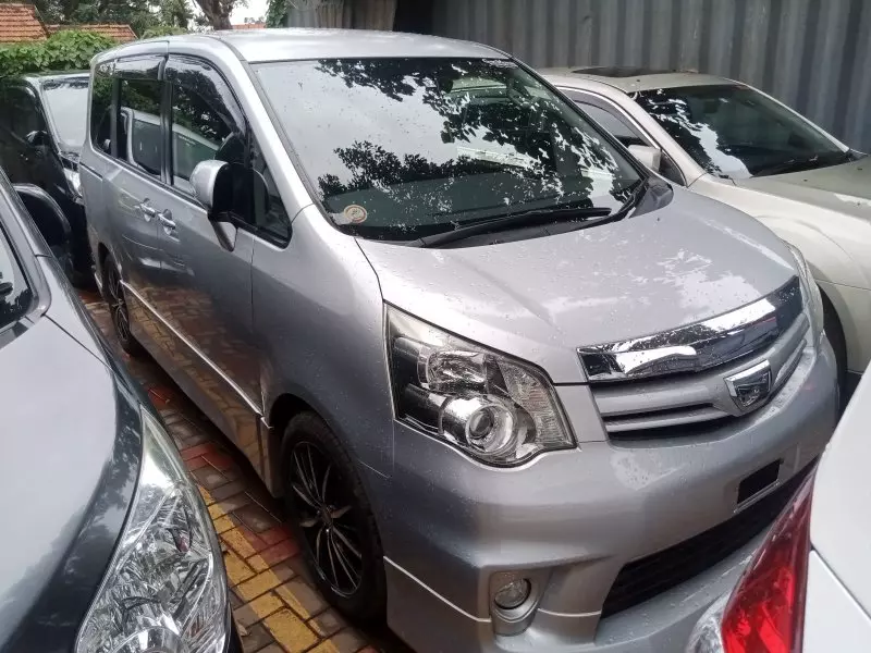 Toyota Noah   - 2012