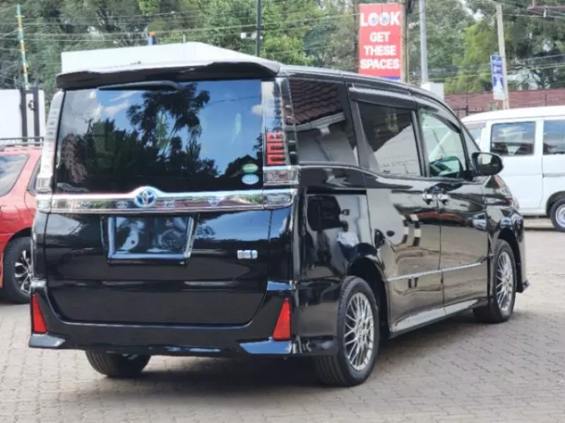 Toyota Voxy    - 2018
