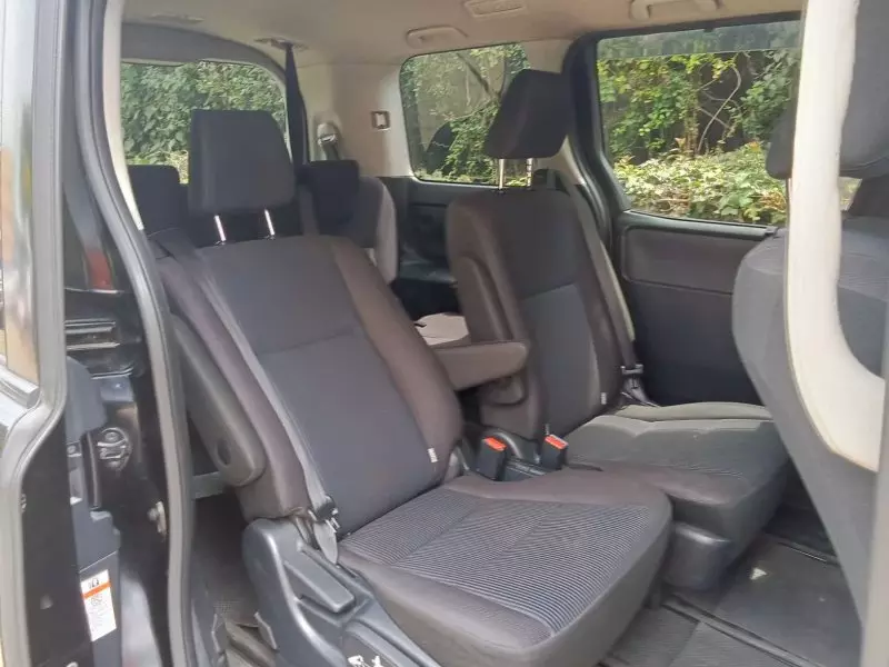 Toyota Voxy    - 2015
