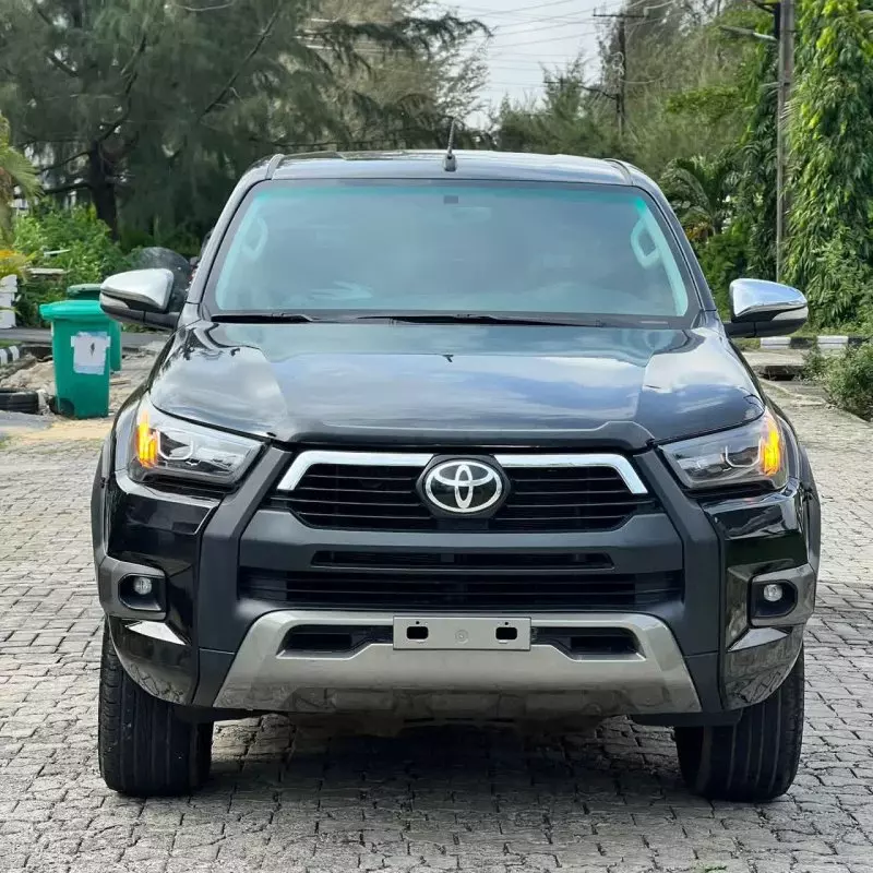 Toyota Hilux   - 2017