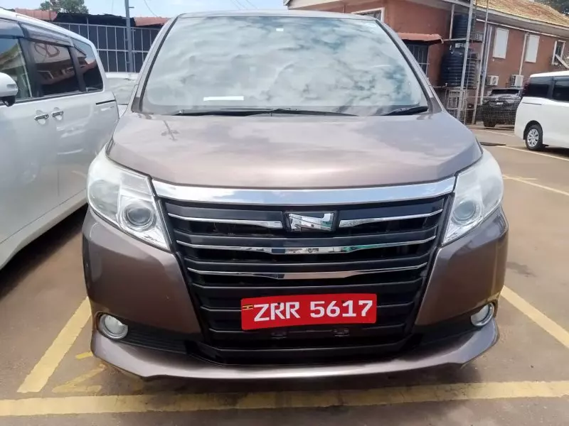Toyota Noah   - 2014