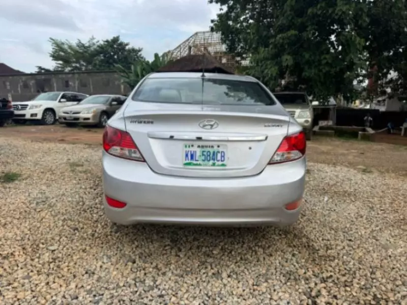 Hyundai Elantra   - 2013