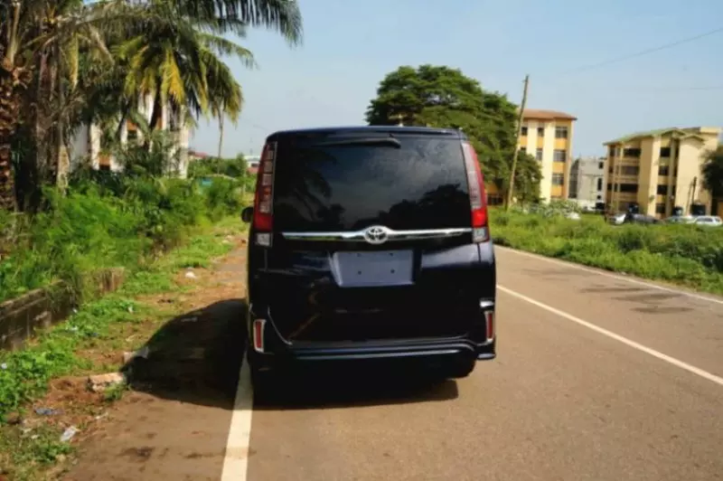 Toyota Voxy    - 2013