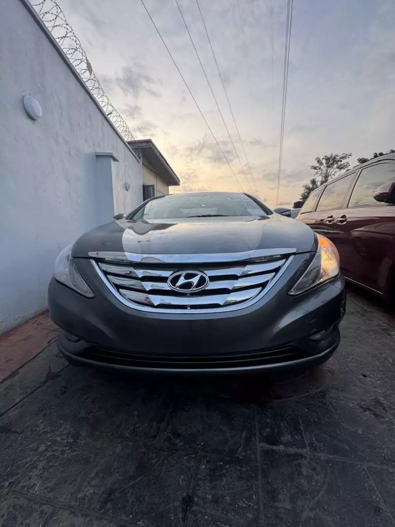 Hyundai Sonata   - 2011