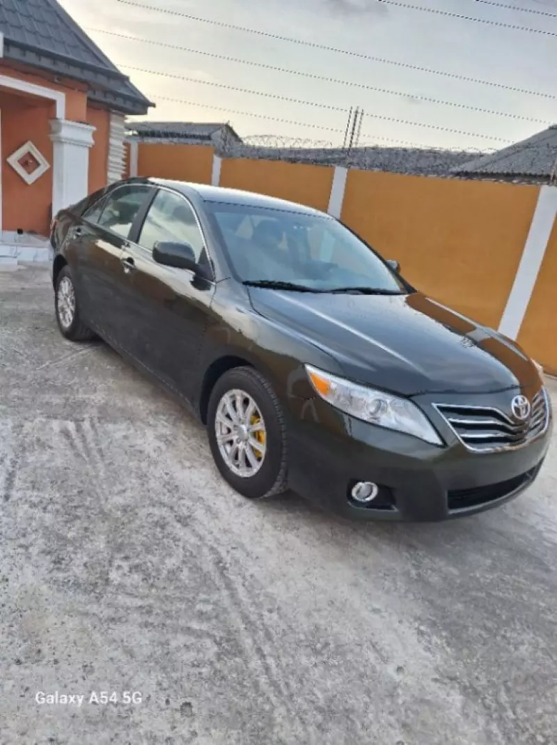 Toyota Camry   - 2011