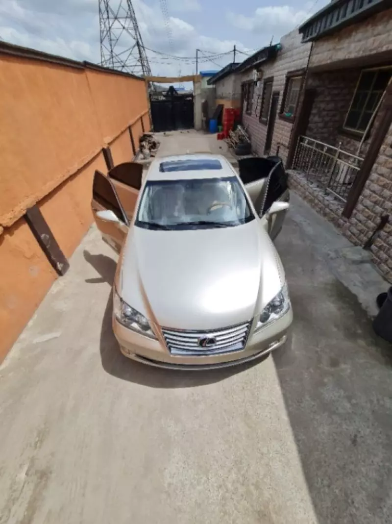 Lexus ES   - 2011