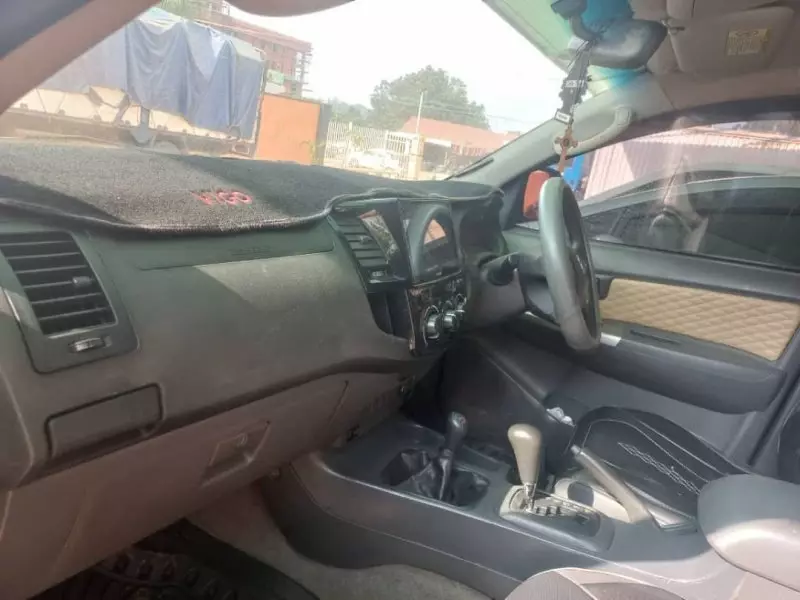 Toyota Hilux    - 2013