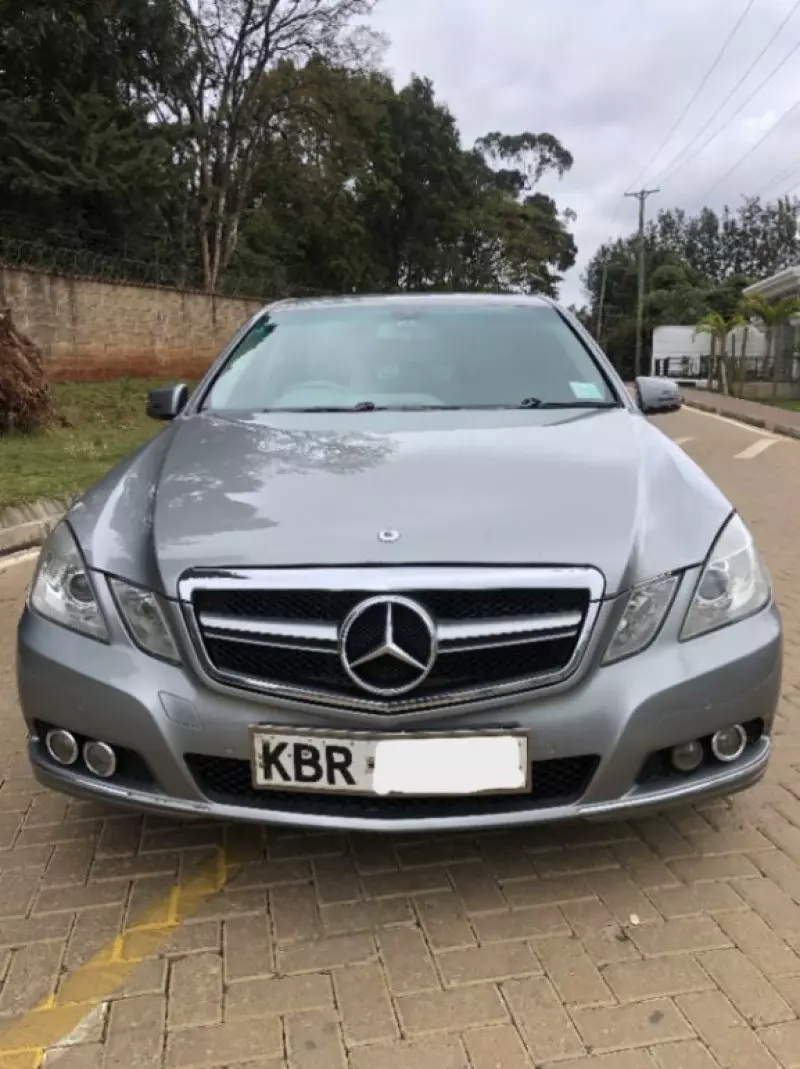 Mercedes-Benz E200   - 2011