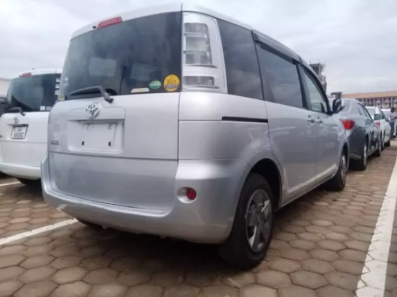 Toyota Sienta   - 2012