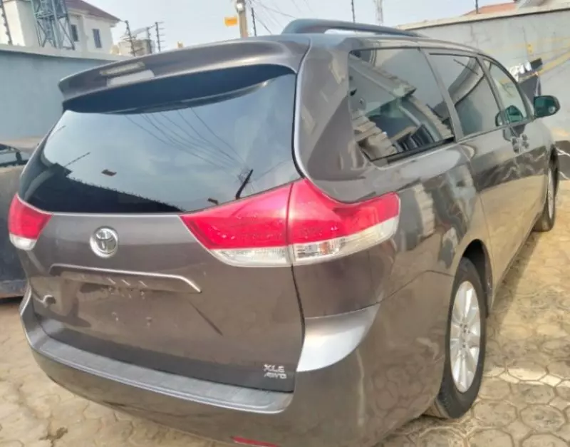 Toyota Sienna   - 2011