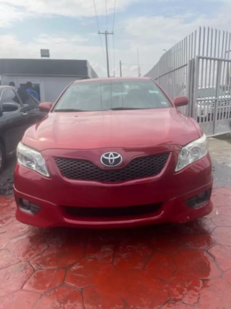 Toyota Camry   - 2010