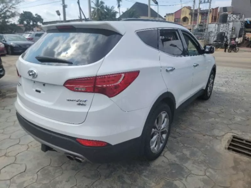 Hyundai Santa Fe   - 2016