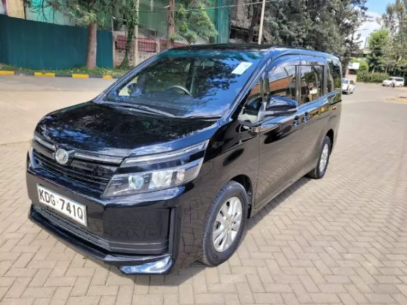 Toyota Voxy    - 2014