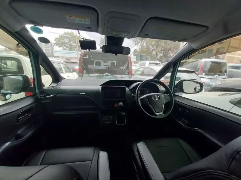 Toyota Noah   - 2017