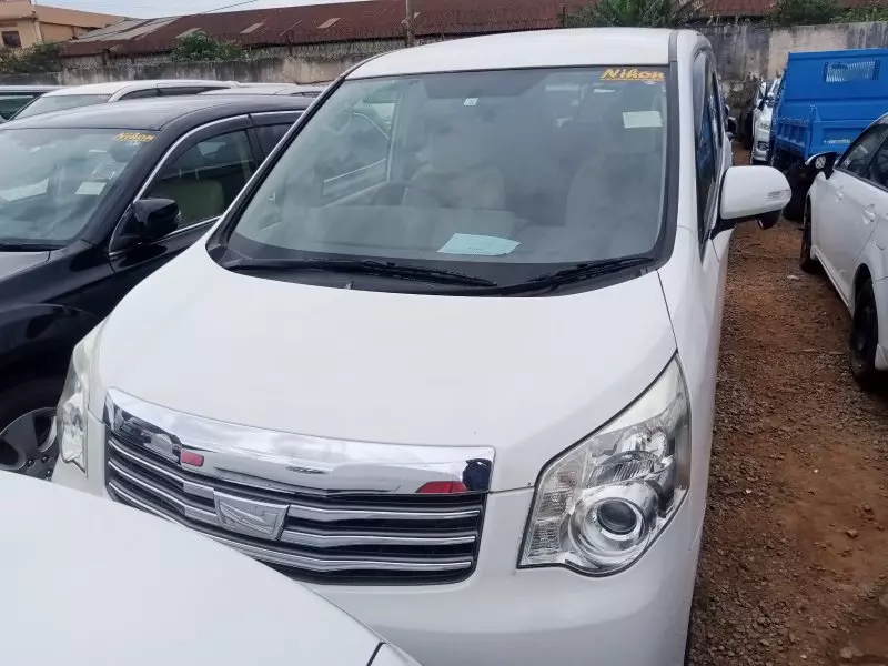 Toyota Noah   - 2012