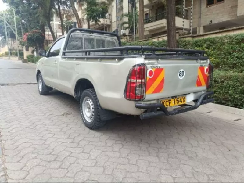Toyota Hilux   - 2015