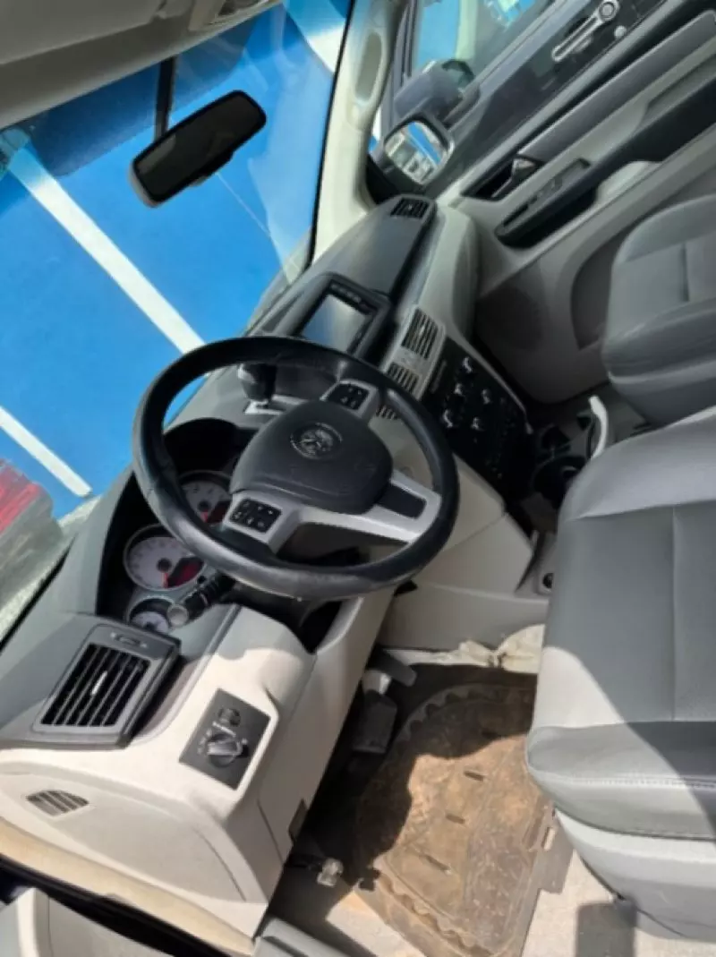 Volkswagen Routan   - 2012