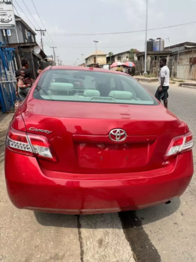 Toyota Camry   - 2010