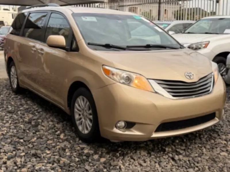 Toyota Sienna   - 2010
