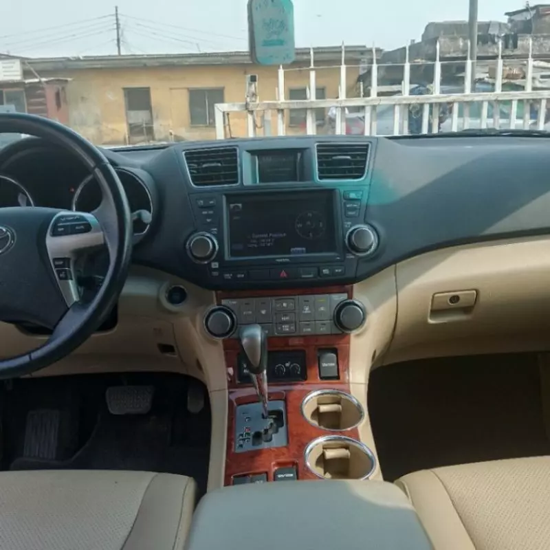 Toyota Highlander   - 2012
