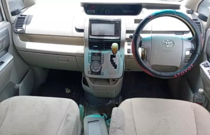 Toyota Noah   - 2007