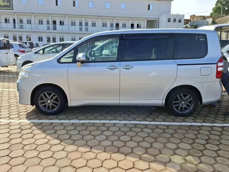 Toyota Noah   - 2013