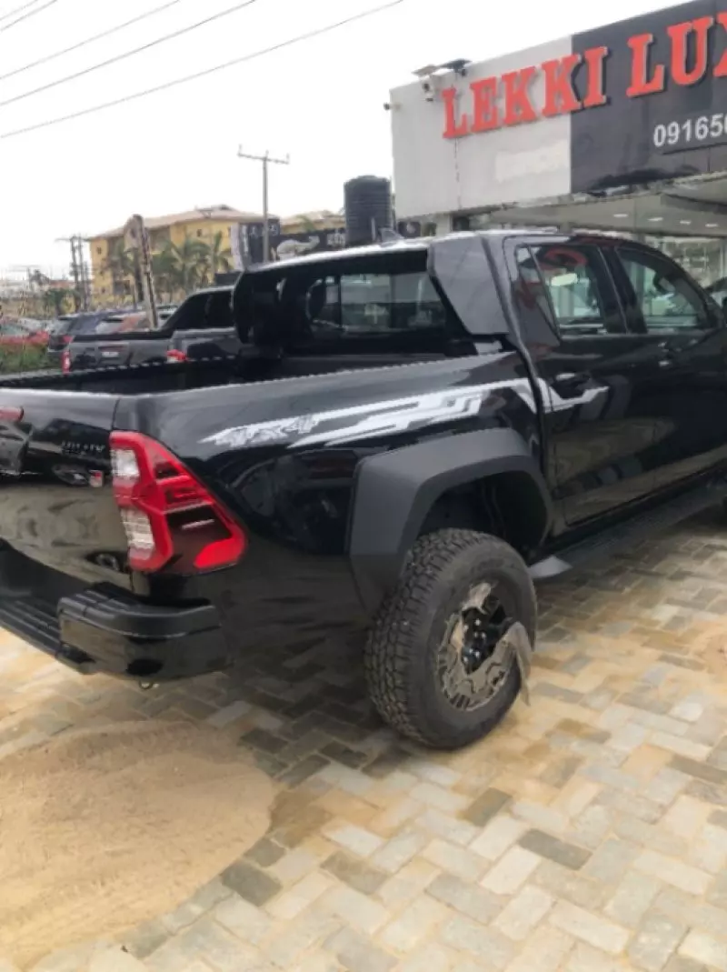 Toyota Hilux   - 2024