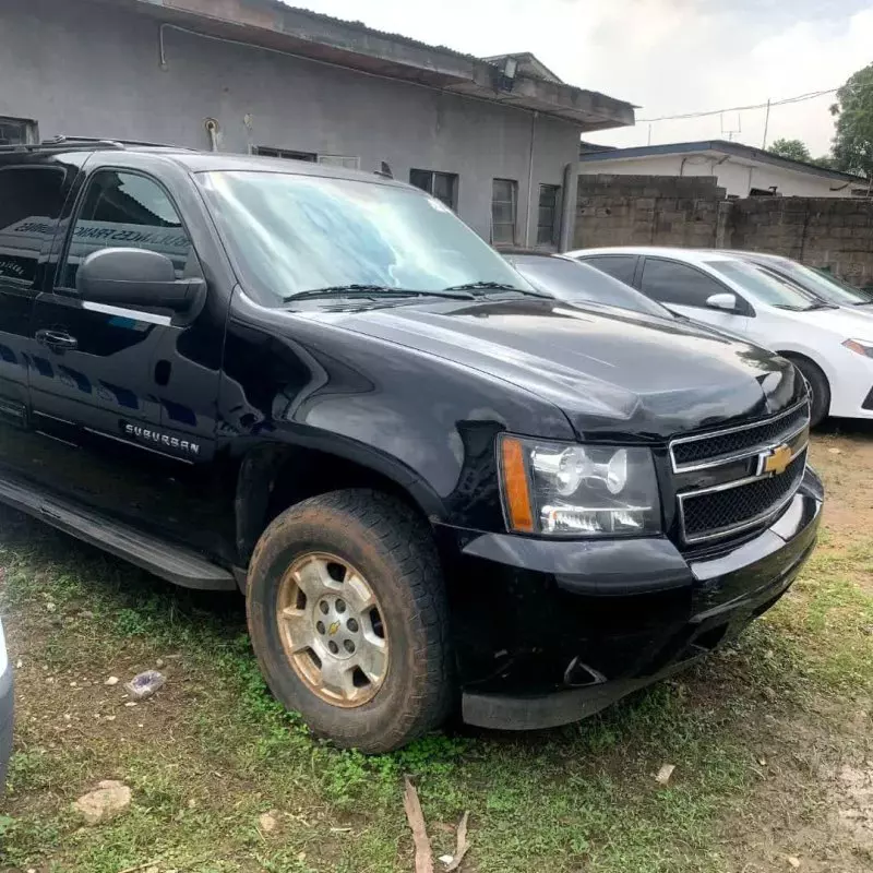 Chevrolet Suburban   - 2012