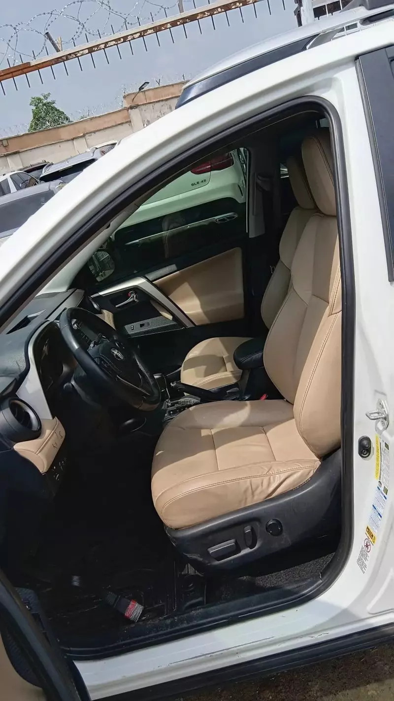Toyota RAV 4   - 2015
