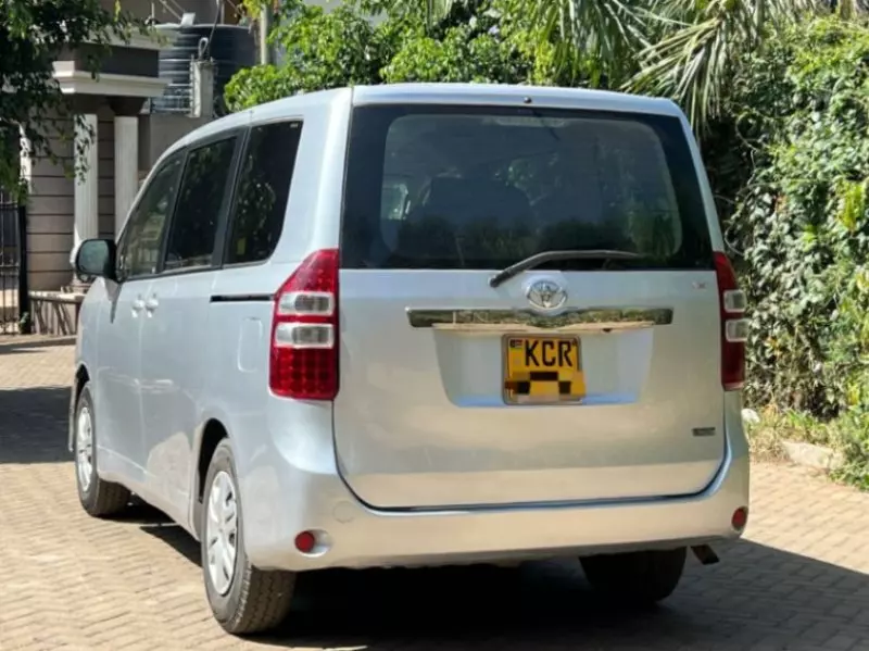 Toyota Noah   - 2012