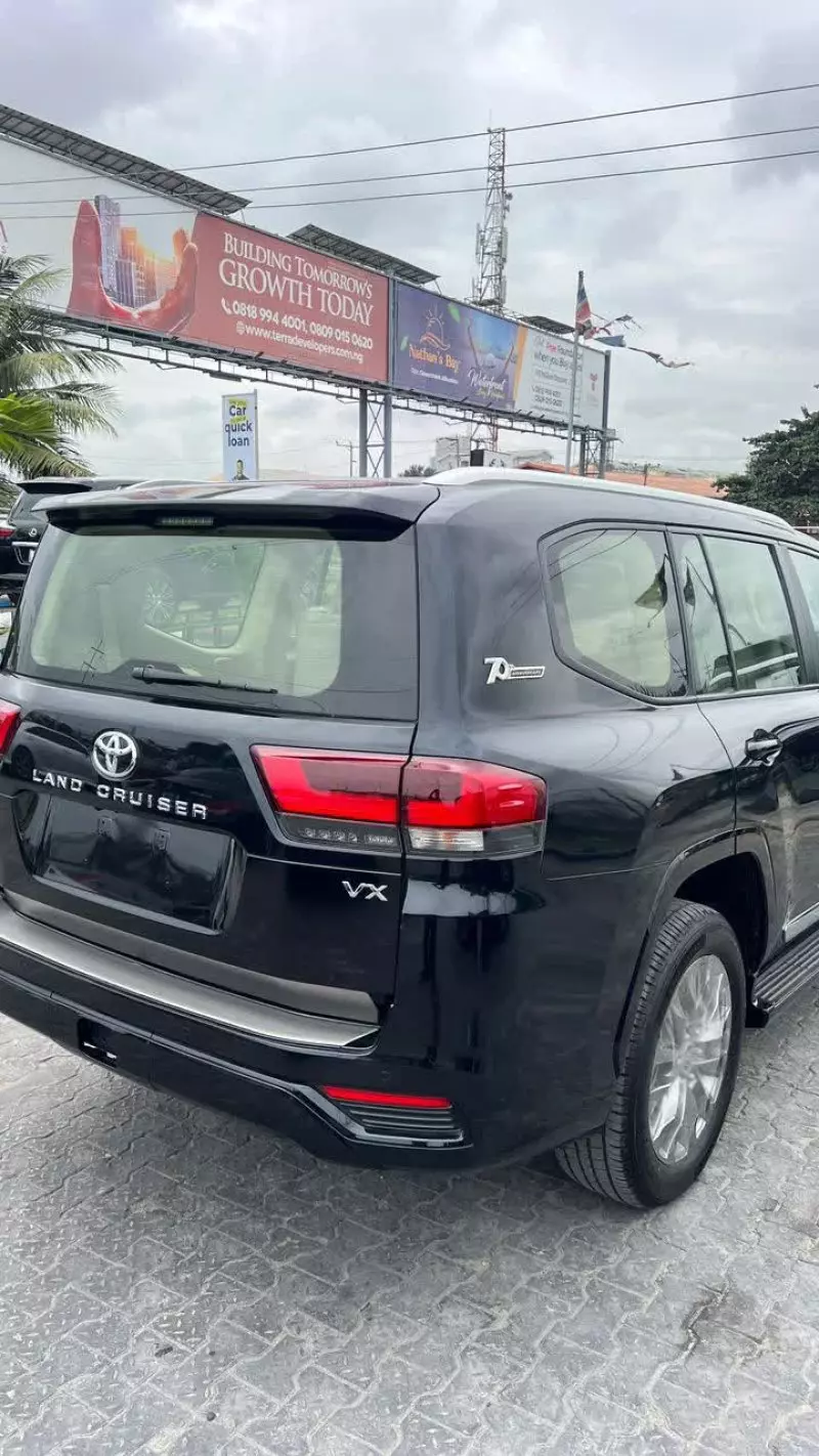 Toyota Land Cruiser VX   - 2023