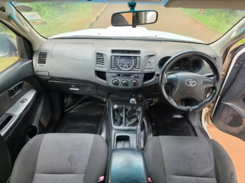 Toyota Hilux   - 2015