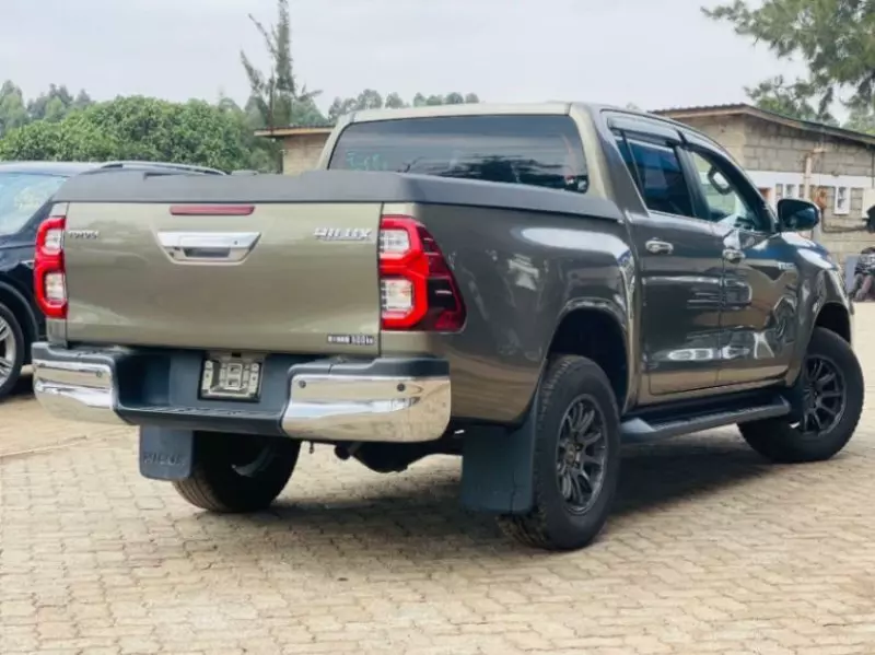 Toyota Hilux   - 2021