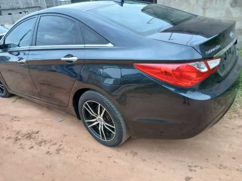 Hyundai Sonata   - 2011