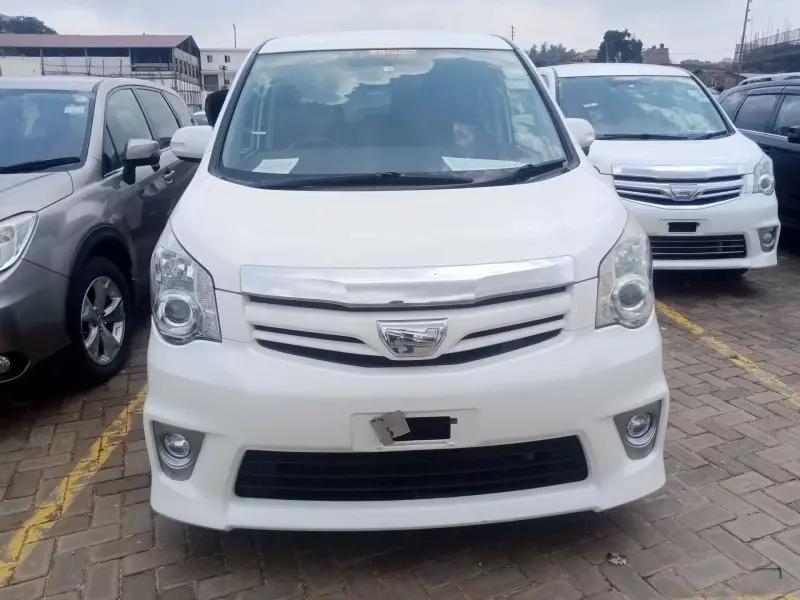 Toyota Noah   - 2012