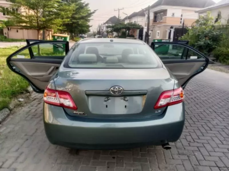 Toyota Camry   - 2011