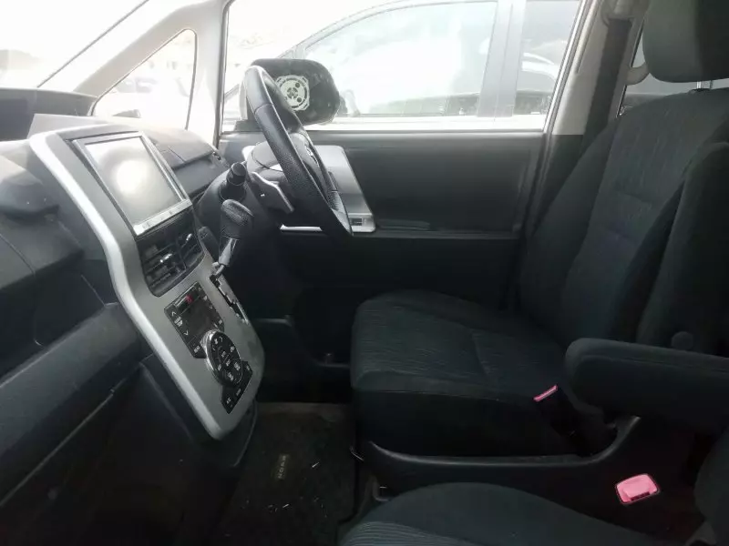Toyota Noah   - 2012