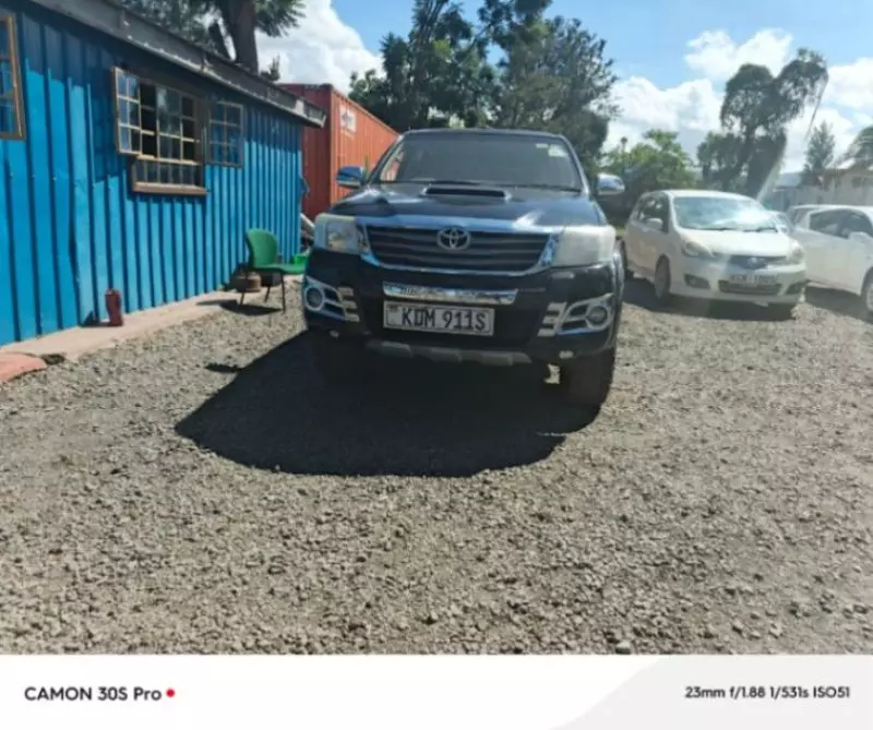 Toyota Hilux   - 2015
