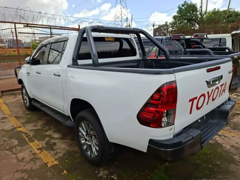 Toyota Hilux   - 2017