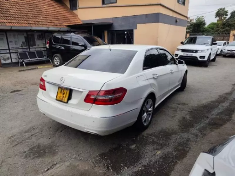 Mercedes-Benz E 300   - 2012