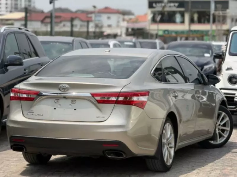 Toyota Avalon   - 2013