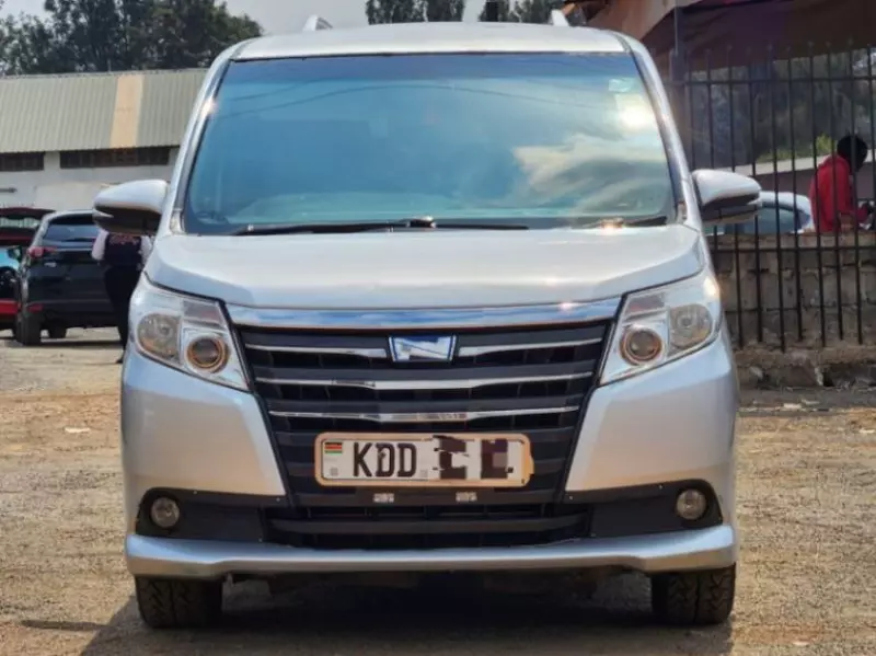 Toyota Noah   - 2014