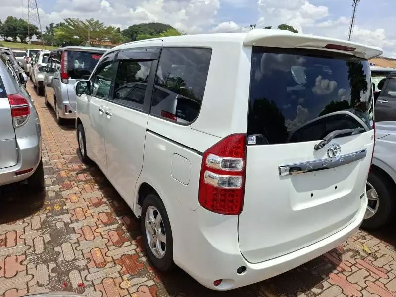 Toyota Noah   - 2012