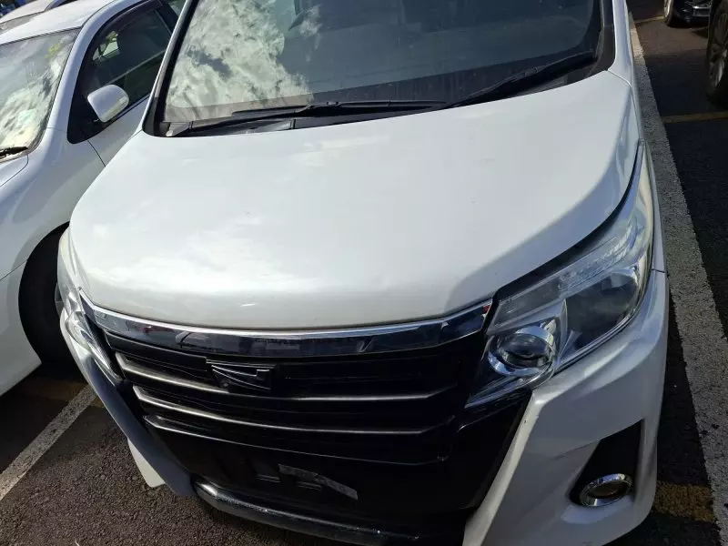 Toyota Noah Hybrid   - 2016