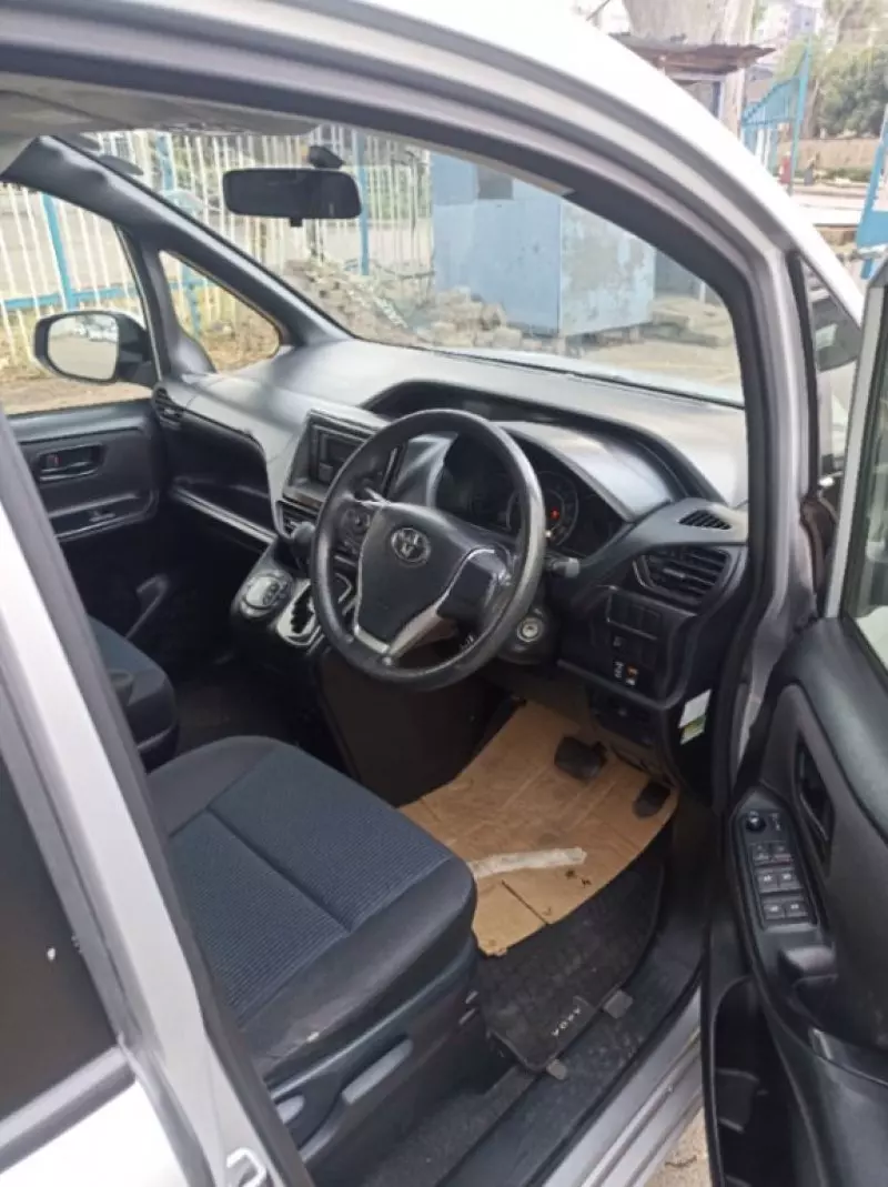 Toyota Voxy    - 2017