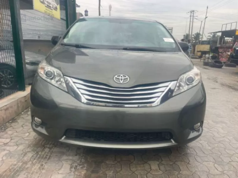 Toyota Sienna   - 2010
