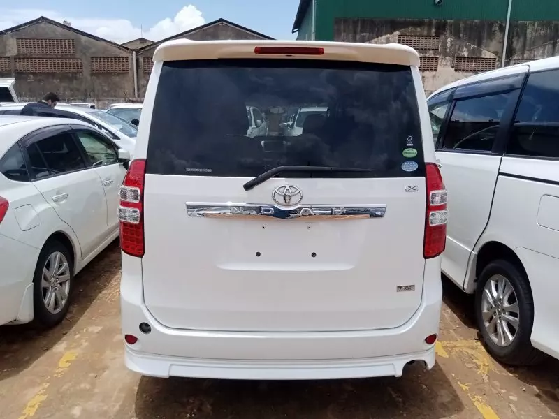 Toyota Noah   - 2011