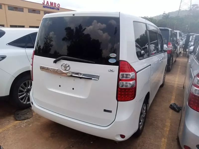 Toyota Noah   - 2011