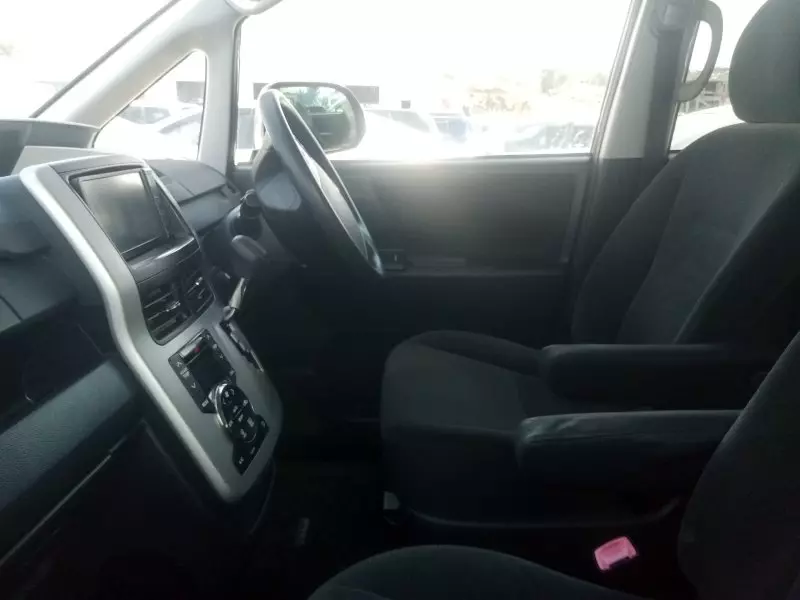 Toyota Noah   - 2010